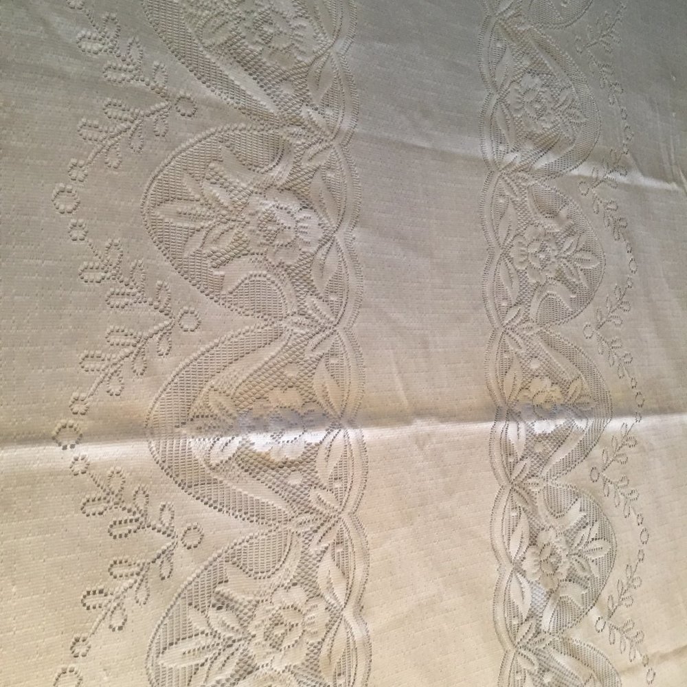 Tablecloth #2378 - Picture 2 of 5